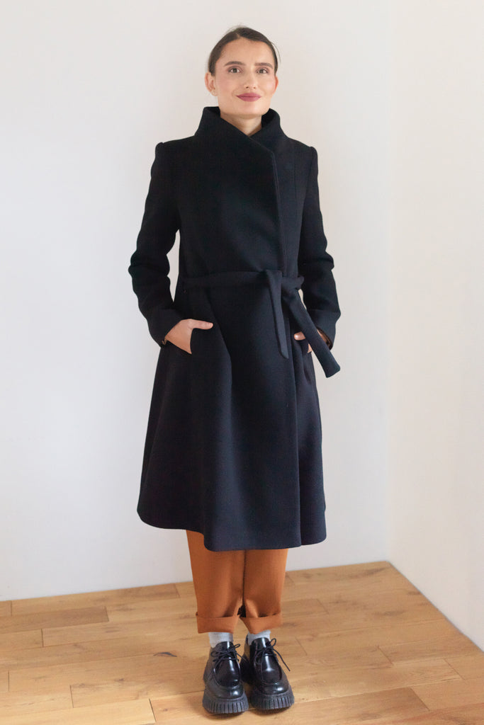 Čierna

Vlna

Upcycling

kabát

zima

teplý