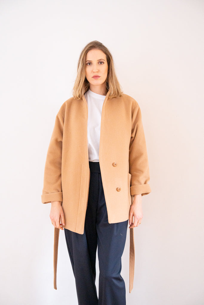 Cila Charlotte kabát krátky camel vlna